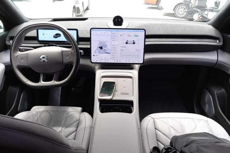 Used Nio EC6 2025 75 kWh Center Console
