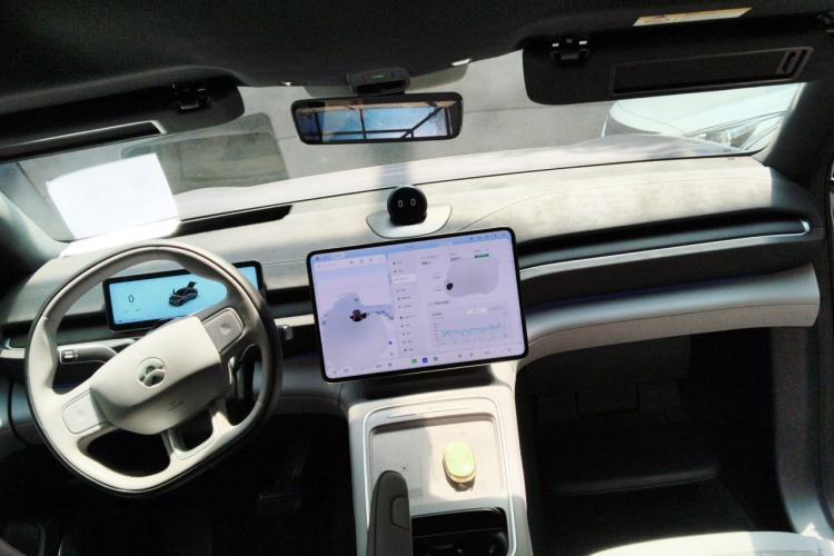 Used Nio EC6 2025 75 kWh Center Console