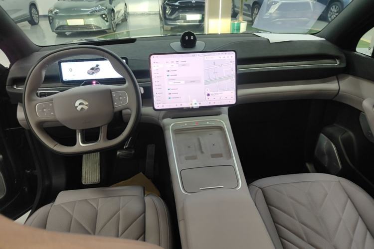 Used Nio EC6 2025 75 kWh Center Console