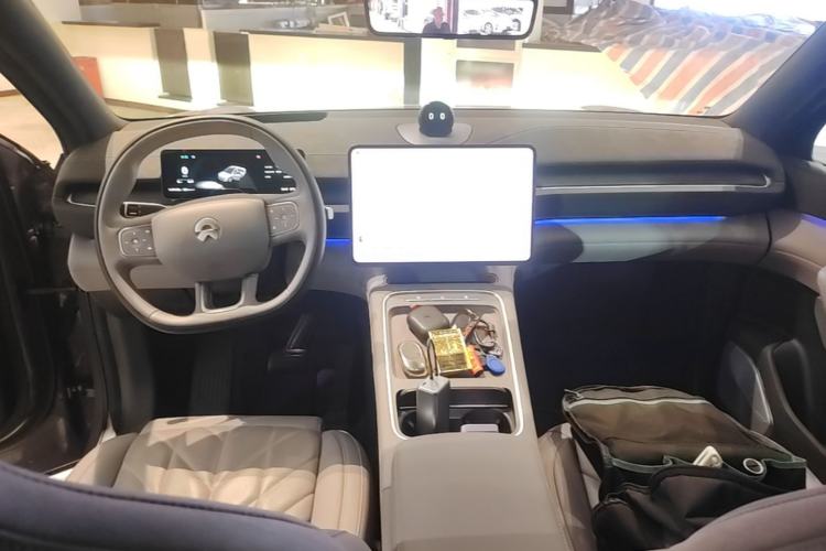 Used Nio EC6 2025 75 kWh Center Console