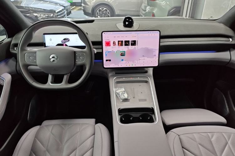 Used Nio EC6 2025 75 kWh Center Console