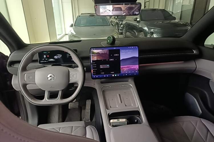 Used Nio EC6 2025 75 kWh Center Console