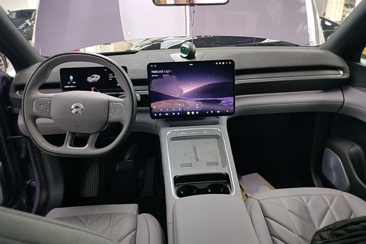 Used Nio EC6 2025 75 kWh Center Console
