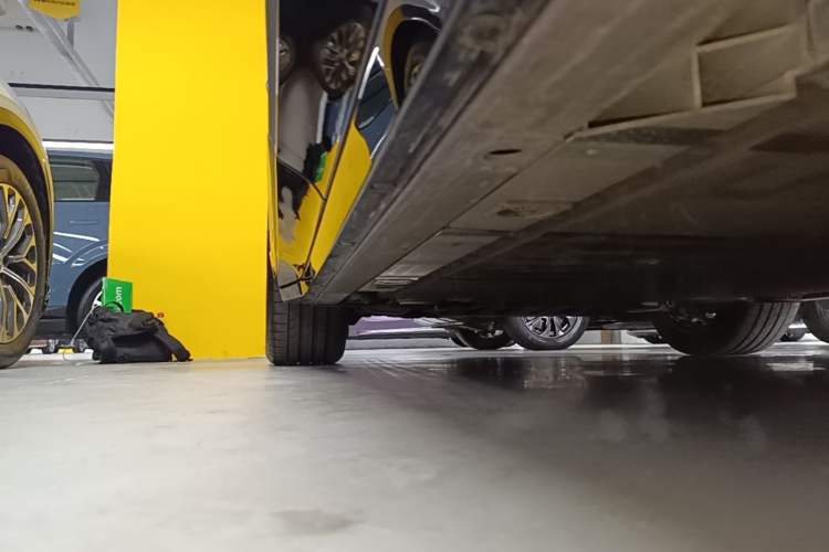 Used Nio EC6 2025 75 kWh Left Side Sill