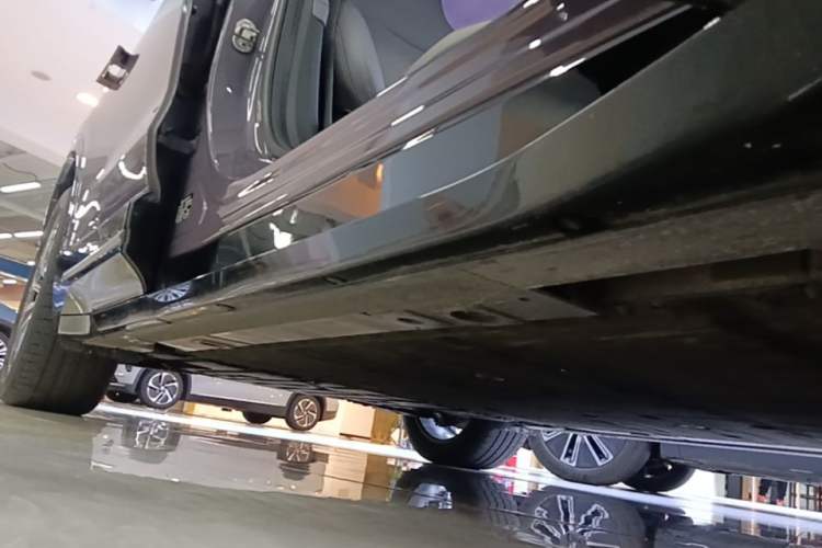 Used Nio EC6 2025 75 kWh Right Side Sill
