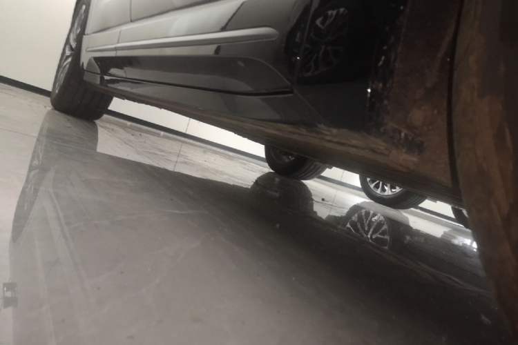 Used Nio EC6 2025 75 kWh Right Side Sill
