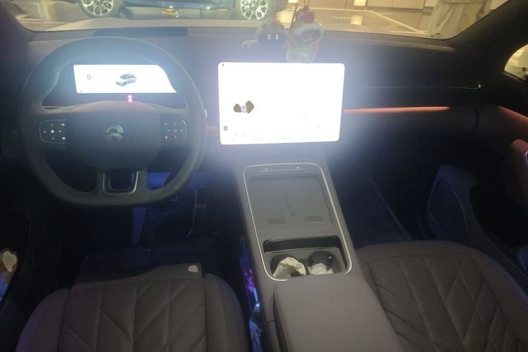 Used Nio EC6 2025 75 kWh Center Console