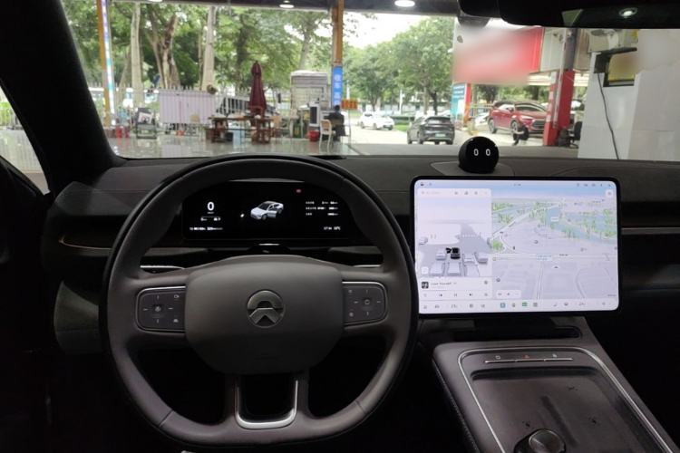 Used Nio EC6 2025 75 kWh Center Console