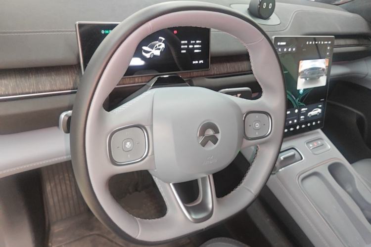Used Nio EC6 2025 75 kWh Center Console