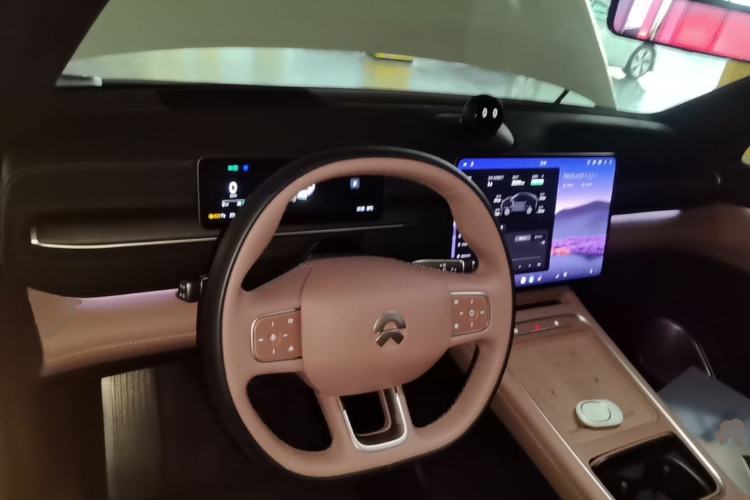 Used Nio EC6 2025 75 kWh Center Console