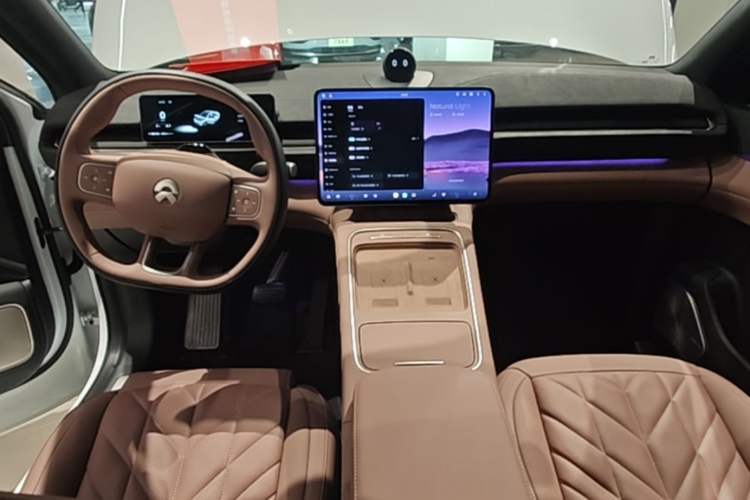 Used Nio EC6 2025 75 kWh Center Console