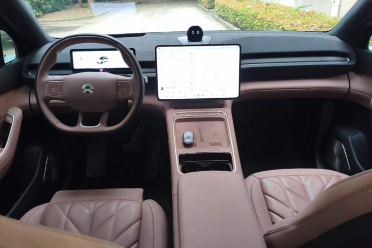 Used Nio EC6 2025 75 kWh Center Console