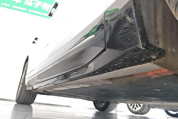 Used Nio EC6 2025 75 kWh Right Side Sill