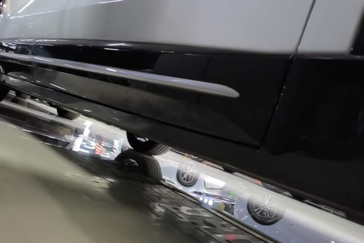 Used Nio EC6 2025 75 kWh Right Side Sill