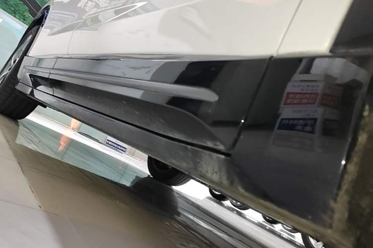 Used Nio EC6 2025 75 kWh Right Side Sill