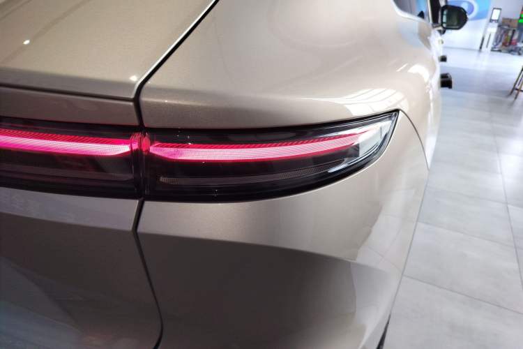 Used Nio EC7 2023 75 kWh Right Rear Taillight