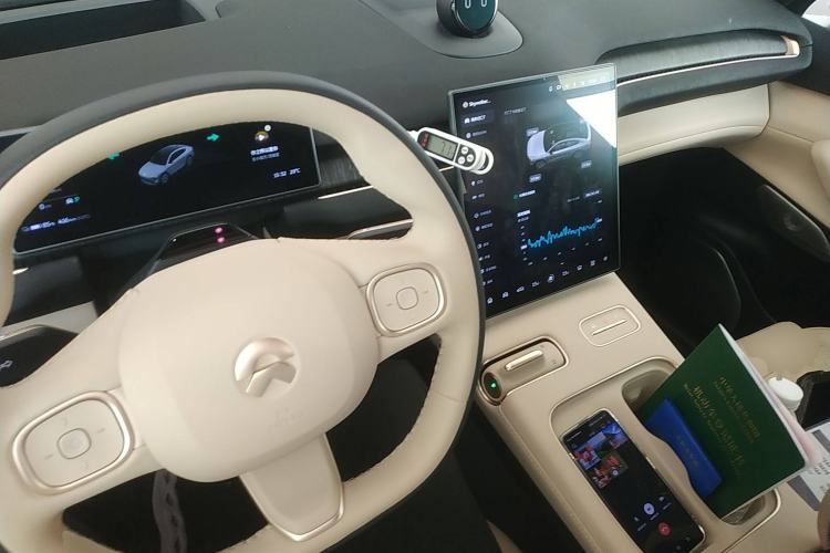 Used Nio EC7 2023 75 kWh Center Console