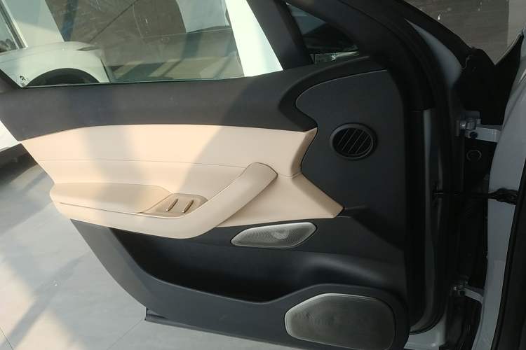 Used Nio EC7 2023 75 kWh Left Front Door Interior