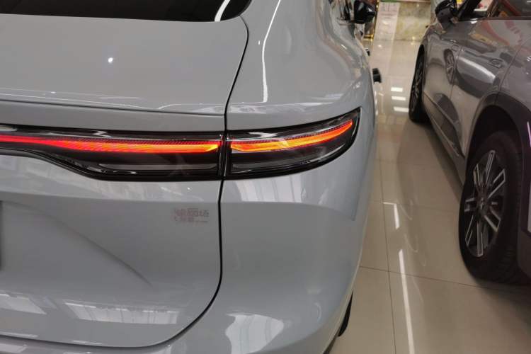 Used Nio EC7 2023 75 kWh Right Rear Taillight