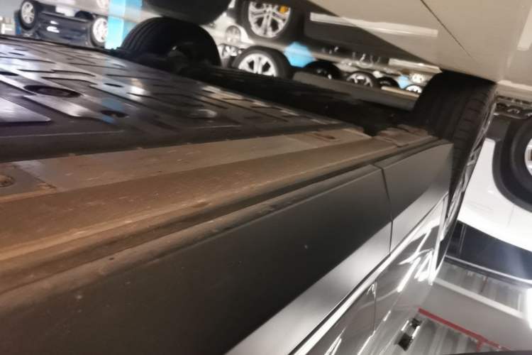 Used Nio EC7 2023 75 kWh Right Side Sill