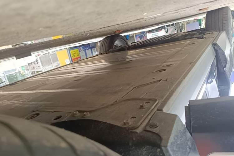 Used Nio EC7 2023 75 kWh Right Side Sill
