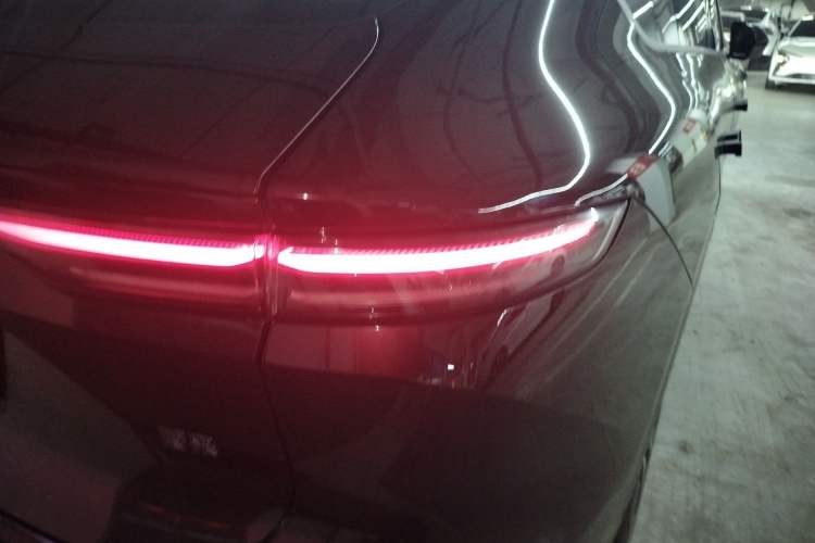 Used Nio EC7 2023 75 kWh Right Rear Taillight