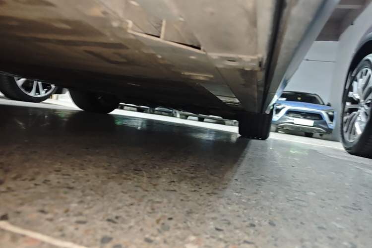 Used Nio EC7 2023 75 kWh Right Side Sill