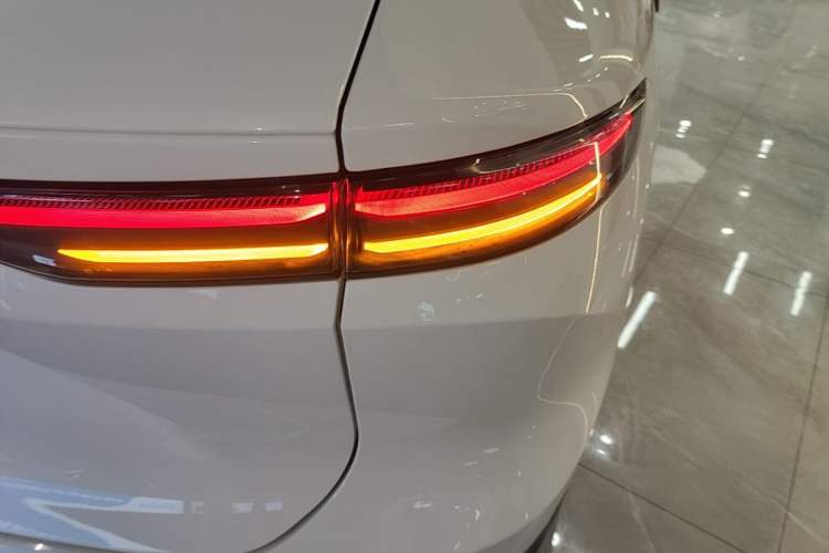 Used Nio EC7 2023 75 kWh Right Rear Taillight