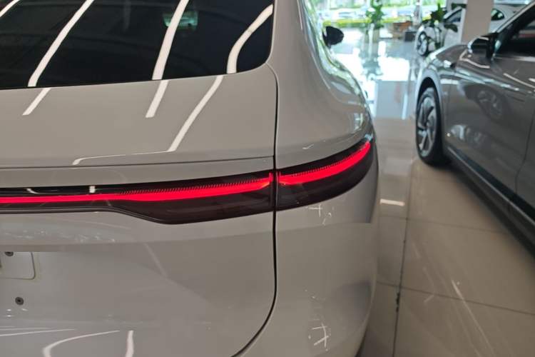 Used Nio EC7 2023 75 kWh Right Rear Taillight