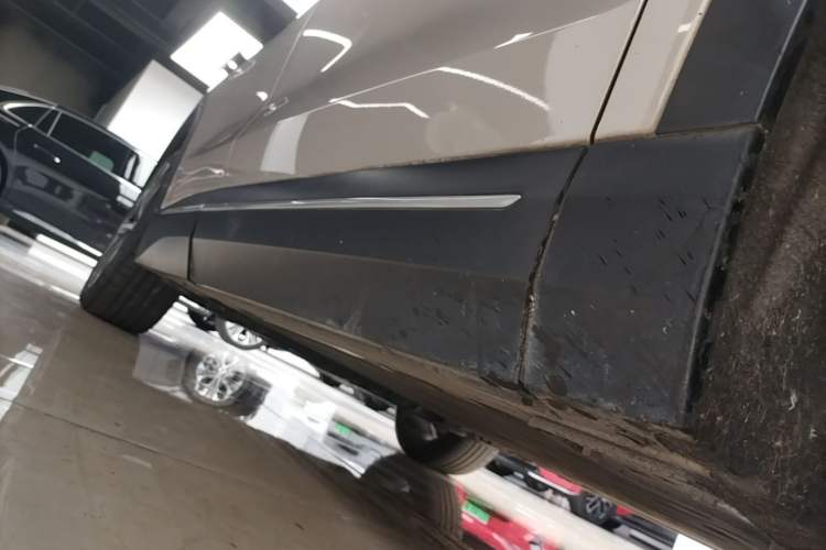 Used Nio EC7 2023 75 kWh Right Side Sill