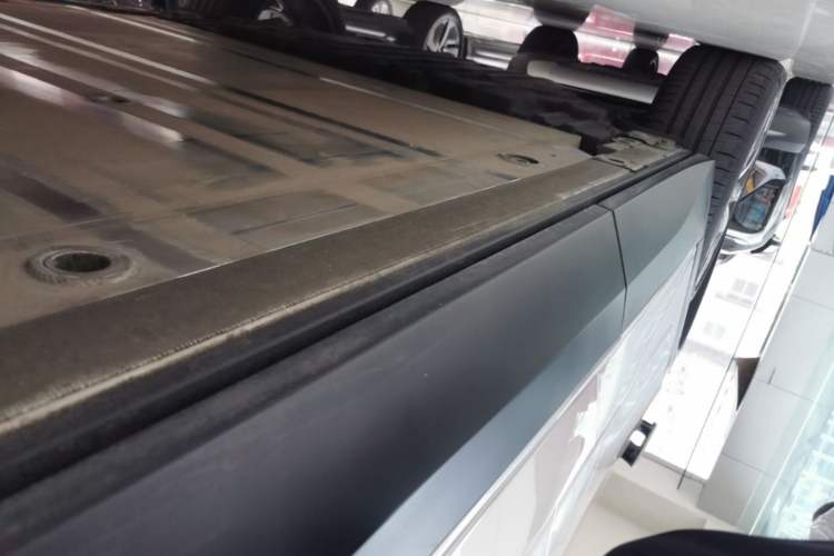 Used Nio EC7 2023 75 kWh Right Side Sill