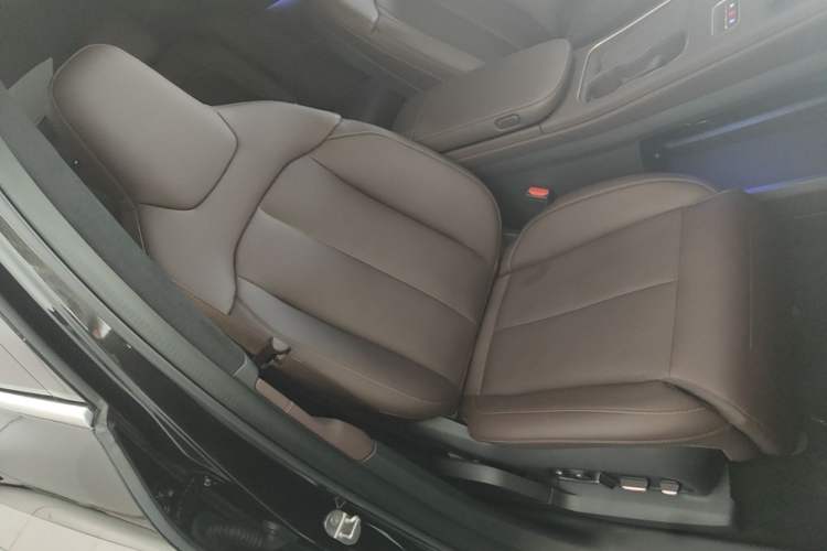 Used Nio EC7 2024 75 kWh Right Front Seat