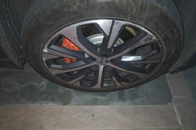 Used Nio EC7 2024 75 kWh Right Front Wheel Hub