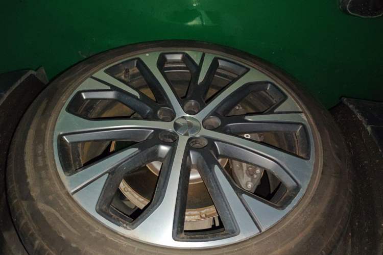 Used Nio EC7 2024 75 kWh Right Front Wheel Hub