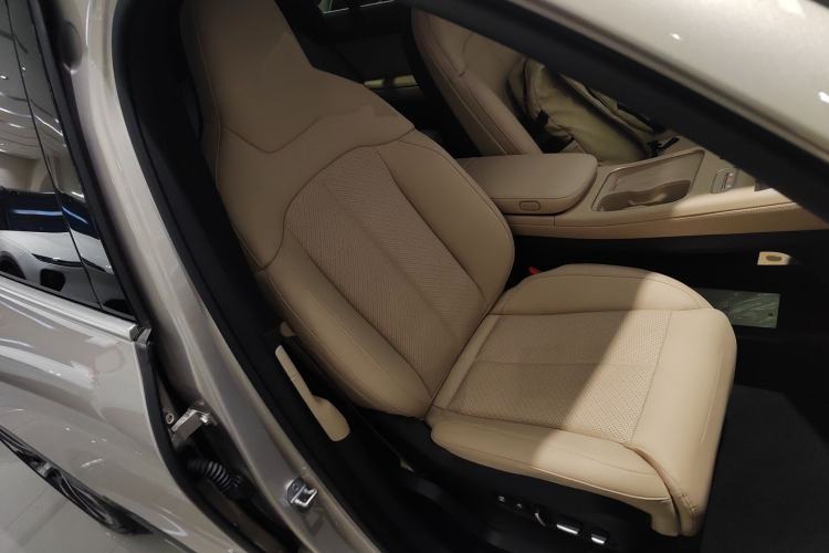 Used Nio EC7 2024 75 kWh Right Front Seat