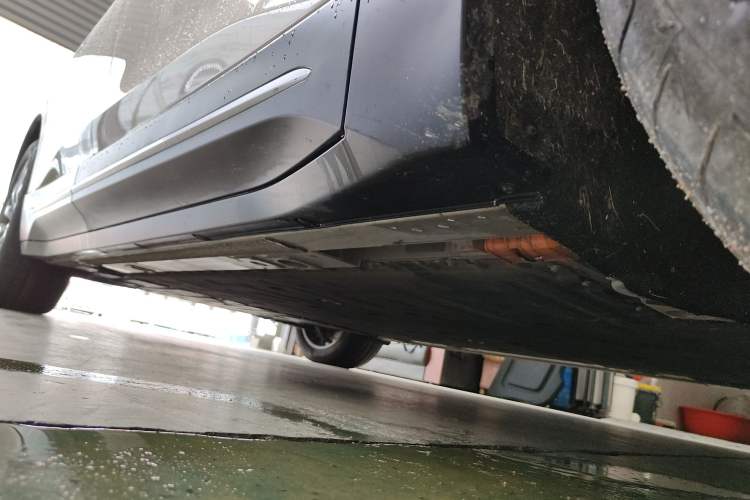 Used Nio ES6 2024 75 kWh Right Side Sill
