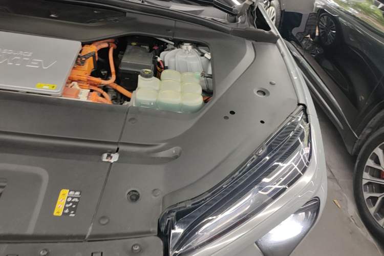 Used Nio ES6 2019 430KM First-Edition Commemorative Version Engine Bay Left