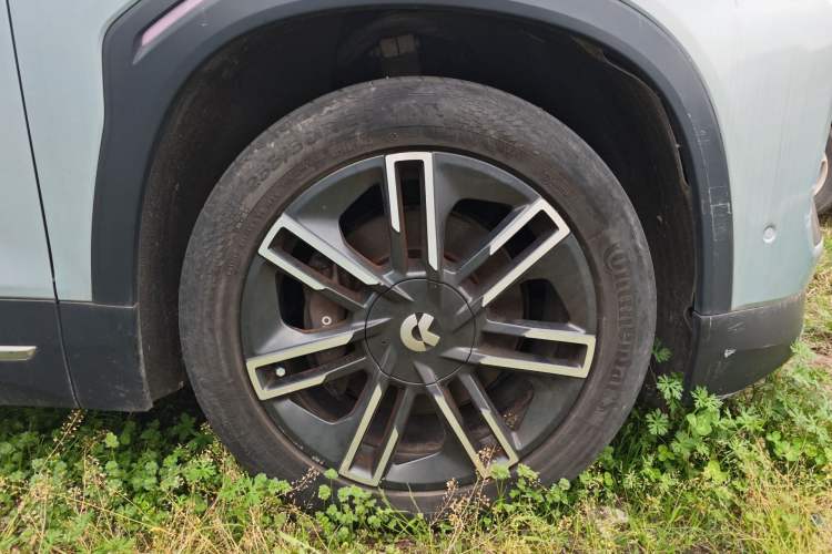 Used Nio ES6 2020 430 km Signature Edition Right Front Wheel Hub