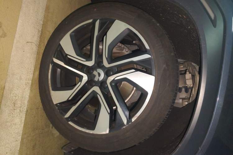 Used Nio ES6 2020 490 km Sport Edition Right Front Wheel Hub