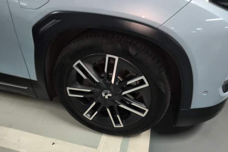 Used Nio ES6 2020 430 km Signature Edition Right Front Wheel Hub