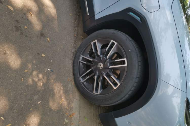 Used Nio ES6 2020 430 km Signature Edition Right Front Wheel Hub