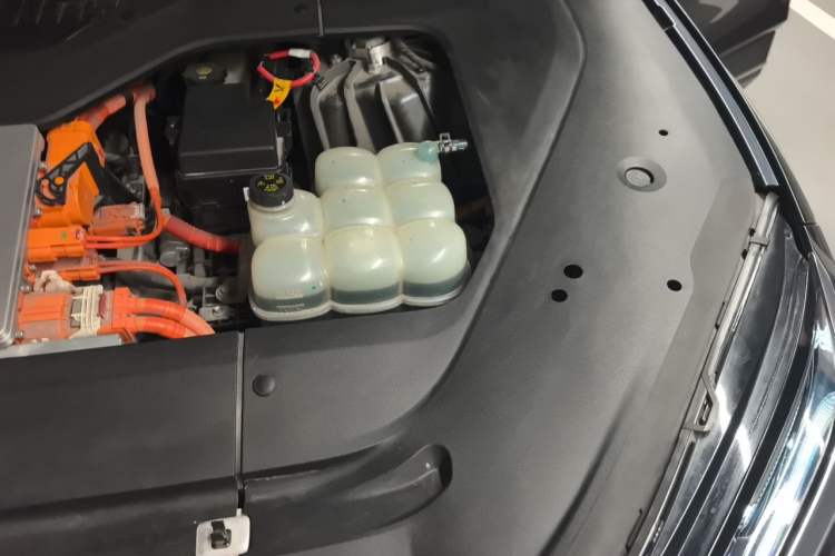 Used Nio ES6 2020 610 km Performance Version Engine Bay Left