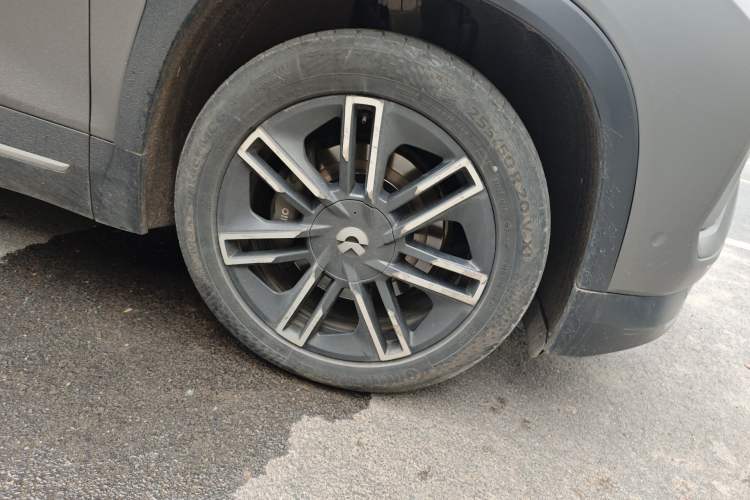 Used Nio ES6 2020 430 km Signature Edition Right Front Wheel Hub