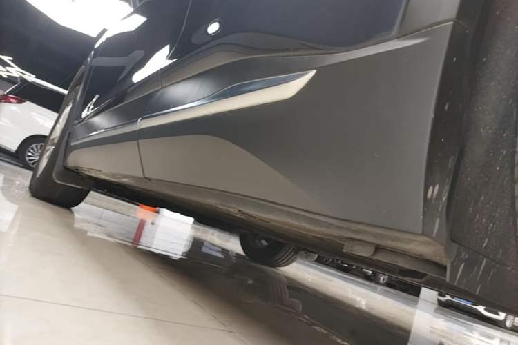 Used Nio ES6 2022 75 kWh Sport Edition Left Side Sill