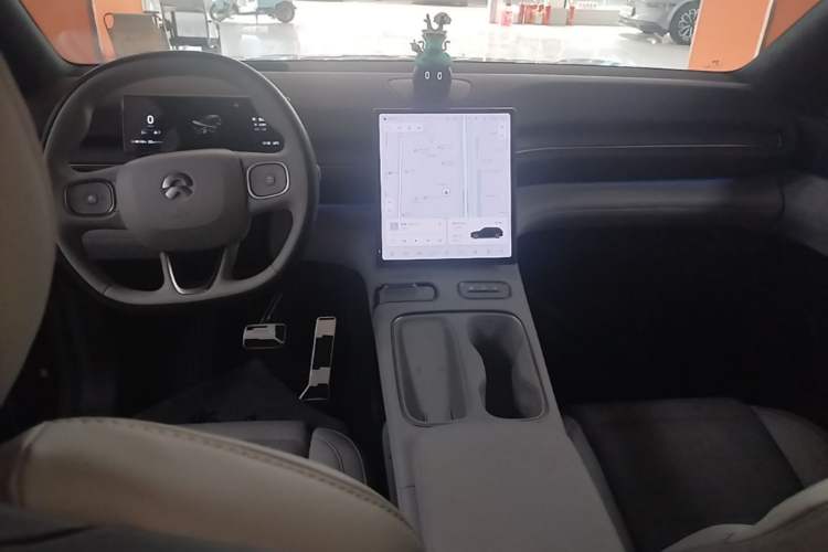 Used Nio ES6 2023 75 kWh Center Console