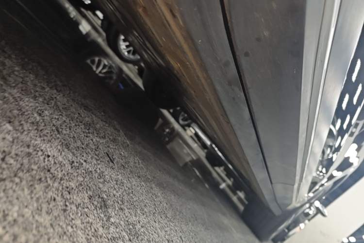 Used Nio ES6 2023 75 kWh Left Side Sill