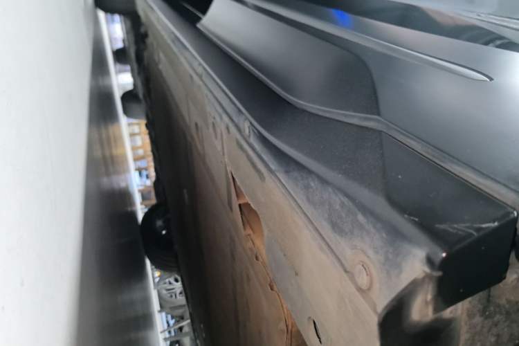 Used Nio ES6 2023 75 kWh Left Side Sill