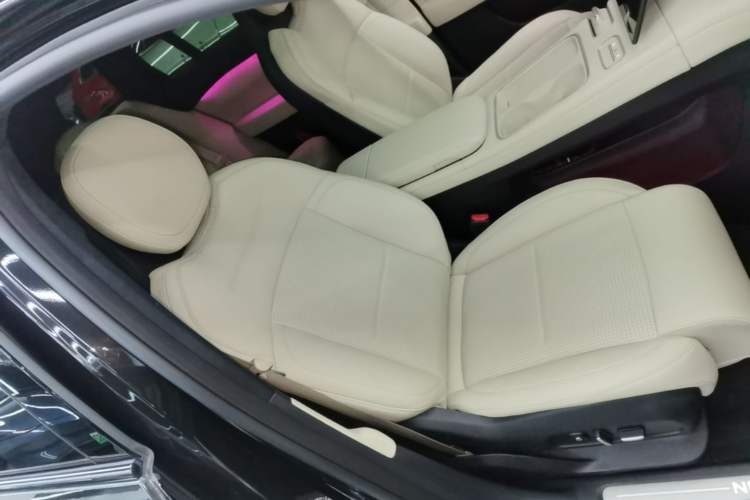 Used Nio ES6 2023 75 kWh Right Front Seat
