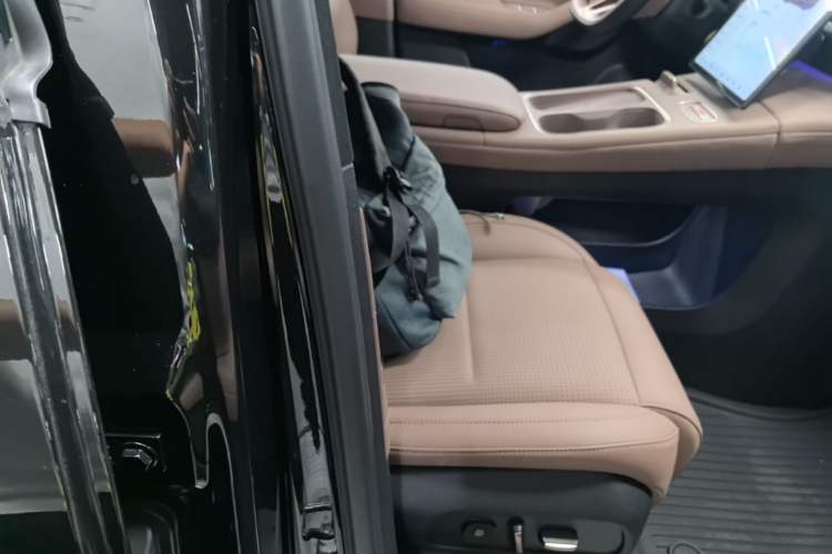 Used Nio ES6 2023 75 kWh Right Front Seat