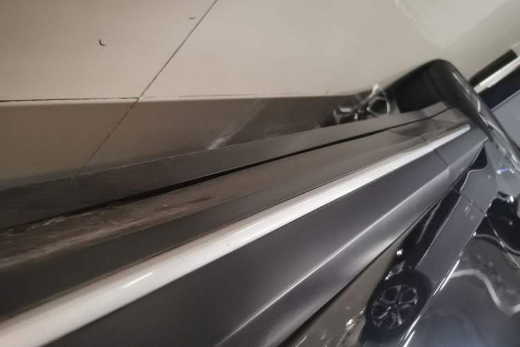 Used Nio ES6 2023 75 kWh Right Side Sill